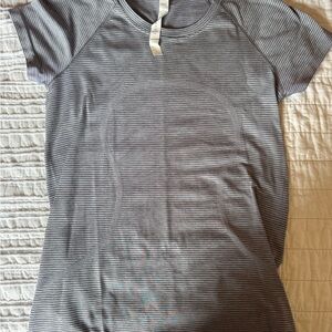 Lululemon Gray stripped Swiftly tech T-Shirt Fitted Short Sleeve size 8